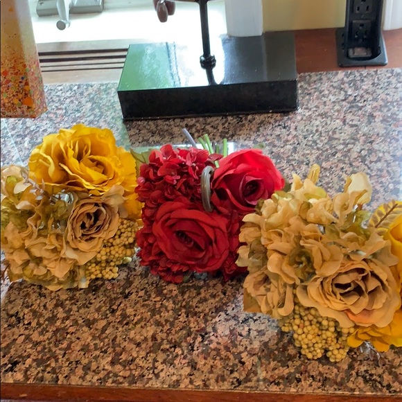 3 small floral bouquets, one red and 2 golden. - Picture 1 of 4